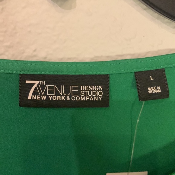 New York and Company 7th Ave Design Studio Emerald Green Blouse.  Size L. NEW ! - Picture 2 of 8